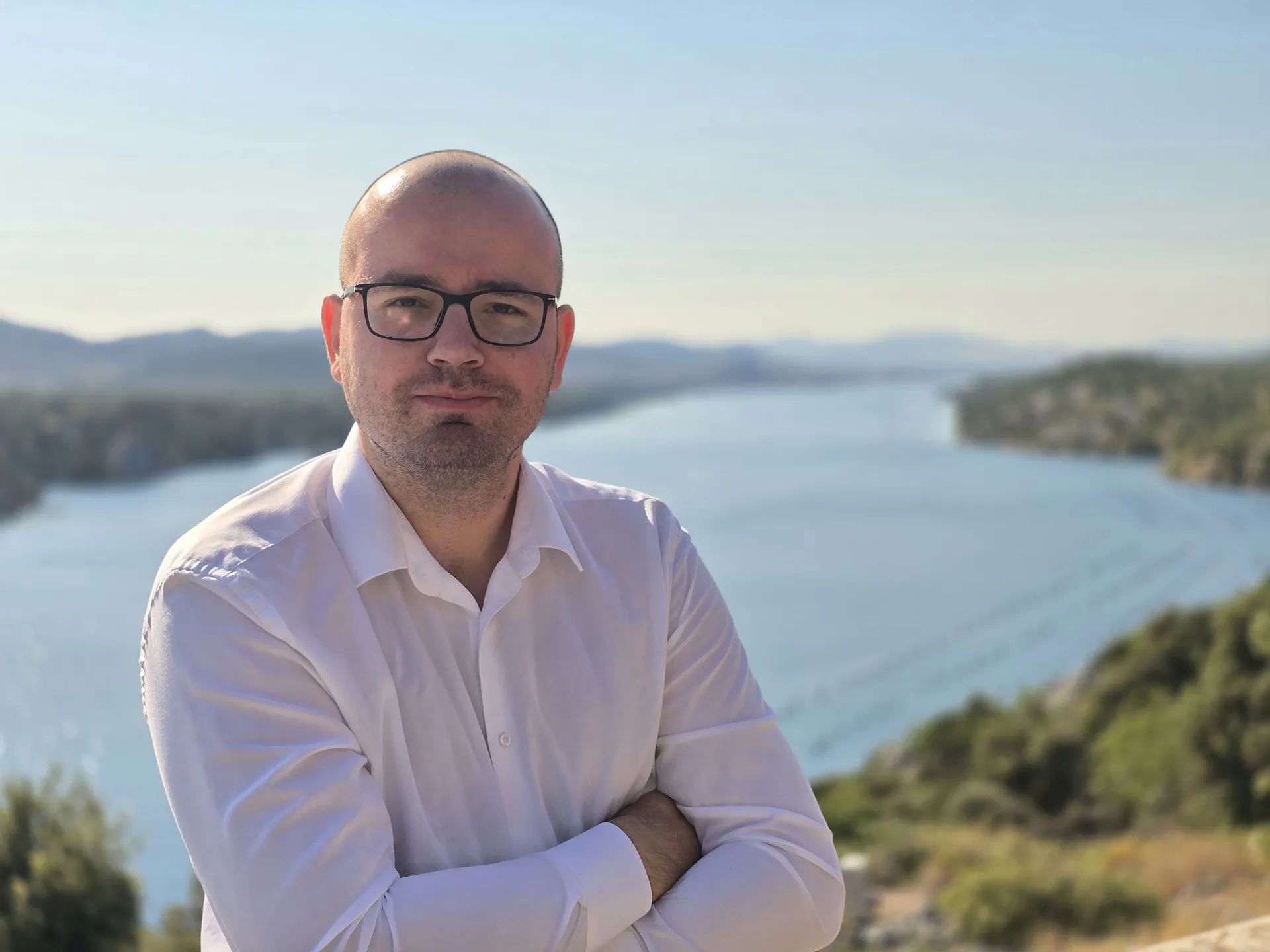 Antonio Šakić, the Šibenik taxi driver behind TAXI Antonio, at a viewpoint over the Šibenik channel