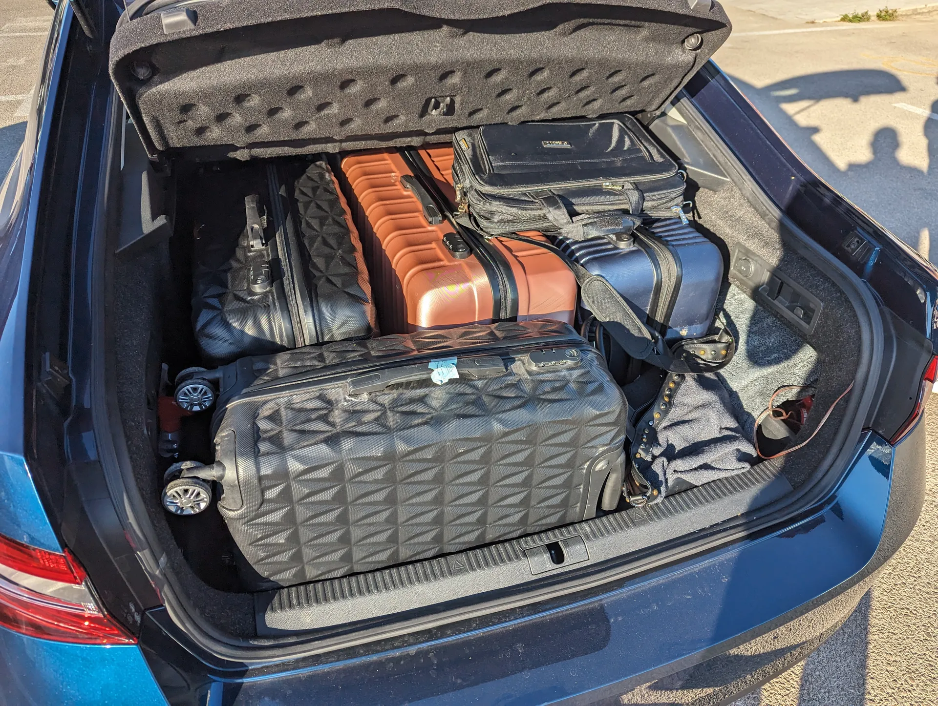 Škoda Superb boot loaded with four large suitcases for a Šibenik airport transfer